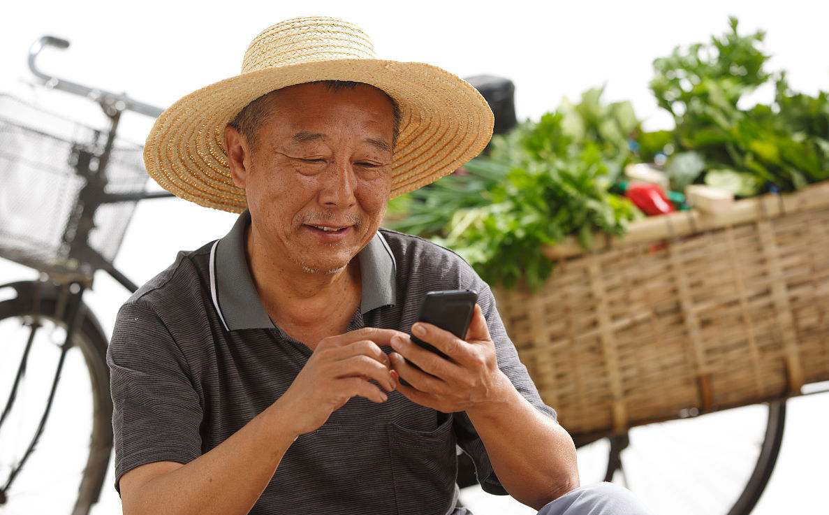 您知道吗？农民朋友的手机不仅可以做买卖，还可以种地