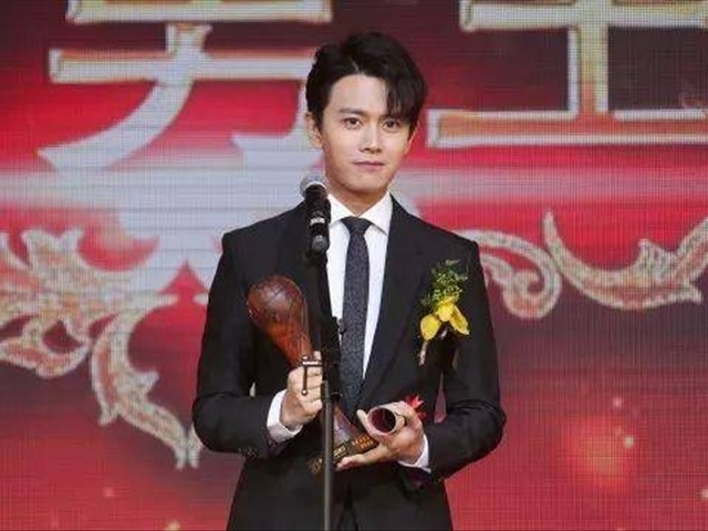 任嘉伦轻松回复记者提问!对于杨紫只字不提!网友:情商高暖人心