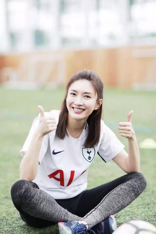 带娃的妈妈这样穿遮肉又舒适,回头率宝宝穿搭