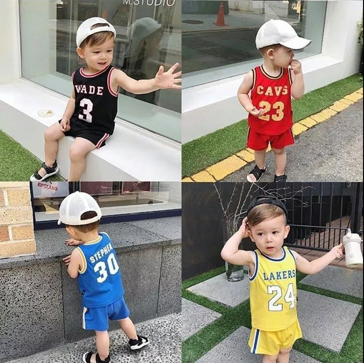 带娃的妈妈这样穿遮肉又舒适,回头率宝宝穿搭