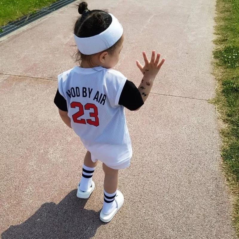 带娃的妈妈这样穿遮肉又舒适,回头率宝宝穿搭