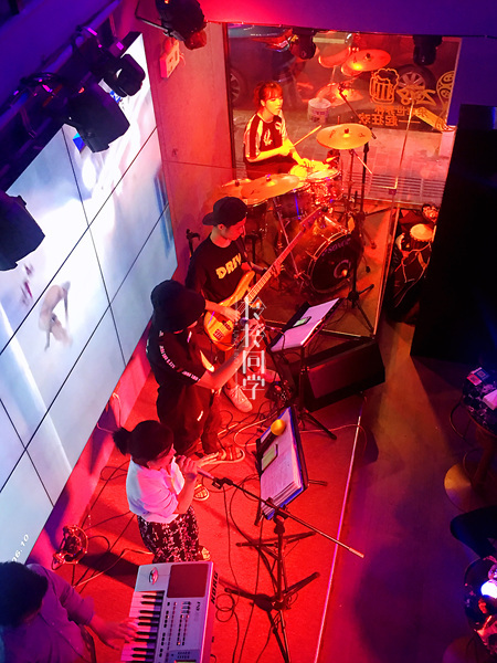 爆红ins的网红酒吧，聚会、看球、玩抖音吃抖鸽，丧玩5小时不愿走