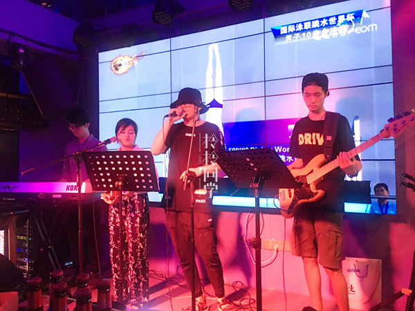 爆红ins的网红酒吧，聚会、看球、玩抖音吃抖鸽，丧玩5小时不愿走