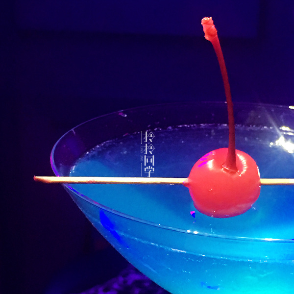 爆红ins的网红酒吧，聚会、看球、玩抖音吃抖鸽，丧玩5小时不愿走