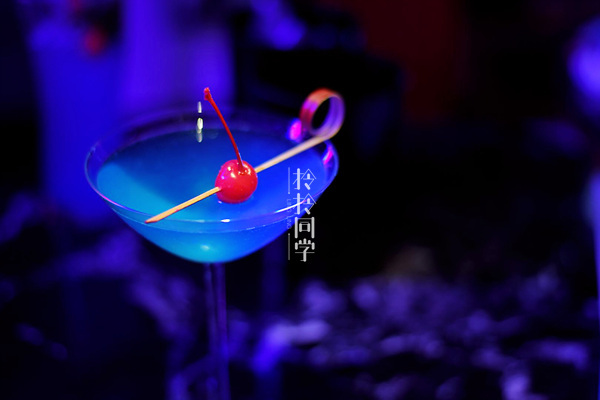 爆红ins的网红酒吧，聚会、看球、玩抖音吃抖鸽，丧玩5小时不愿走