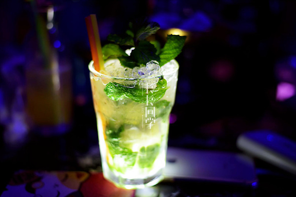 爆红ins的网红酒吧，聚会、看球、玩抖音吃抖鸽，丧玩5小时不愿走