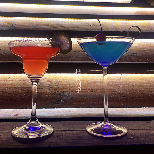 爆红ins的网红酒吧，聚会、看球、玩抖音吃抖鸽，丧玩5小时不愿走