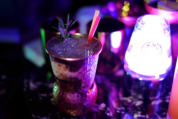 爆红ins的网红酒吧，聚会、看球、玩抖音吃抖鸽，丧玩5小时不愿走