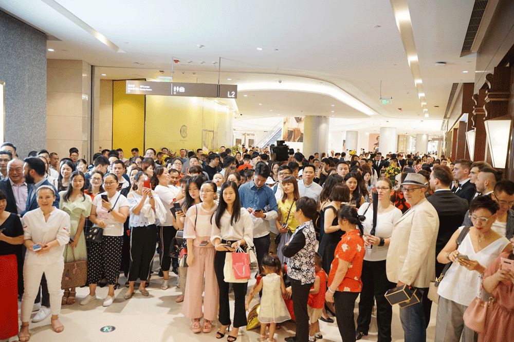 一开业就火爆,lv第一家甜品店