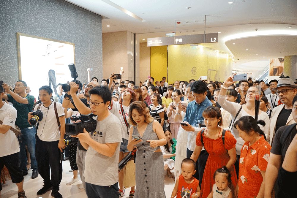 一开业就火爆,lv第一家甜品店