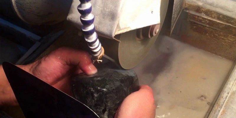 买了块缅甸老帕敢翡翠原石，来看看最终是如何“一刀富一刀穷”？