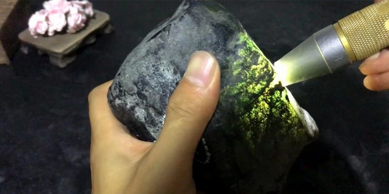 买了块缅甸老帕敢翡翠原石，来看看最终是如何“一刀富一刀穷”？