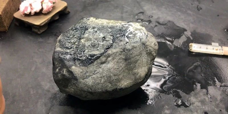 买了块缅甸老帕敢翡翠原石，来看看最终是如何“一刀富一刀穷”？