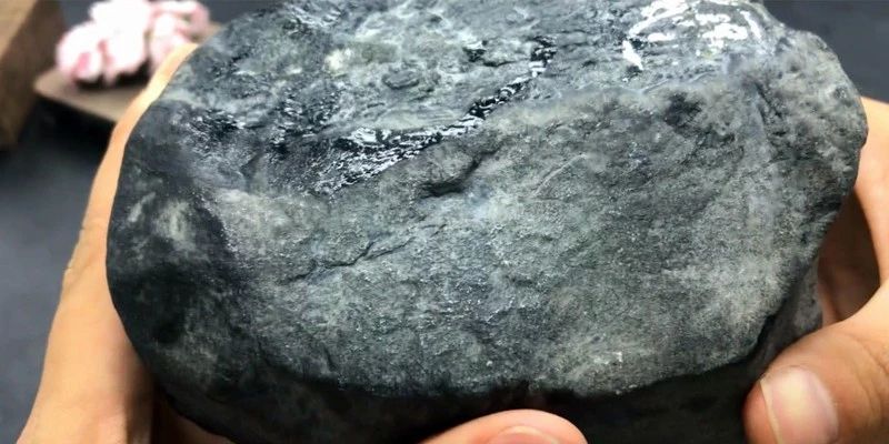 买了块缅甸老帕敢翡翠原石，来看看最终是如何“一刀富一刀穷”？