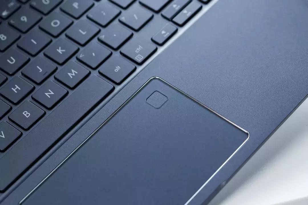 把手机处理器塞进笔记本，轻薄后空翻高通畅370骁龙本来了