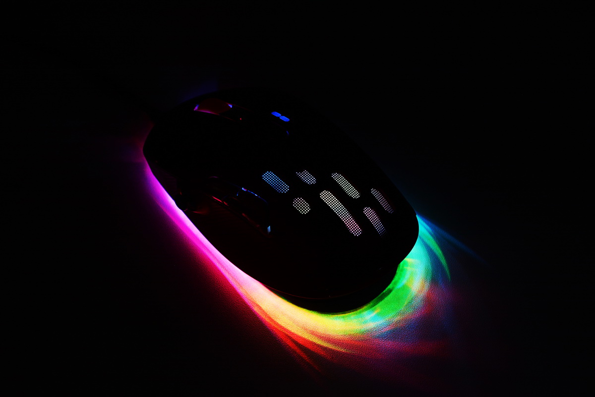 国产大玩个性，分分钟玩懂赛德斯飞鱼游戏鼠标