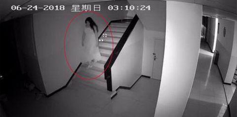 男子扮女装进宿舍偷衣物高校回应,男扮女装当群演被校霸发现后