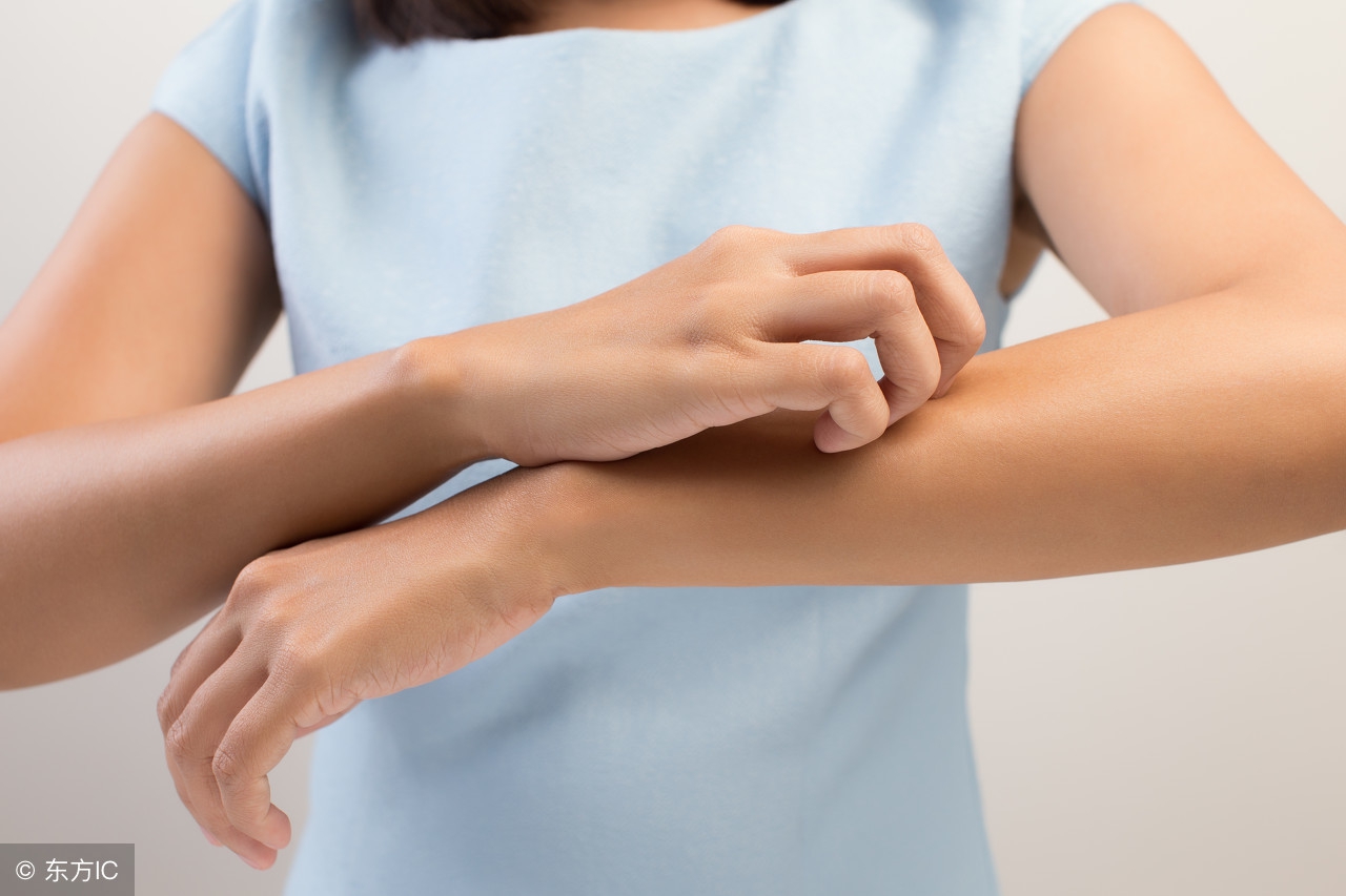 头部湿疹症状是什么样,脚湿疹的症状长什么样