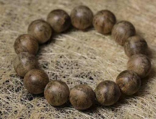 沉香琥珀木手串的保养,十八罗汉沉香手串保养