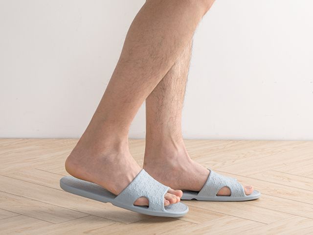 一条货架｜来自澳大利亚的“德运”奶粉；收起来只有巴掌大的拖鞋