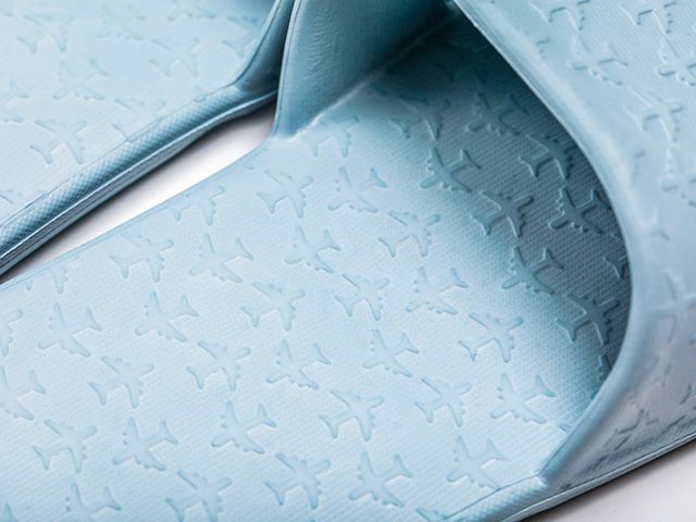 一条货架｜来自澳大利亚的“德运”奶粉；收起来只有巴掌大的拖鞋