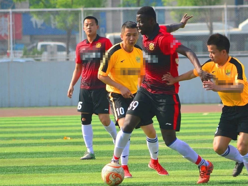 非洲小伙做汉语翻译赚第一桶金挚爱世界杯欲留中国踢足球