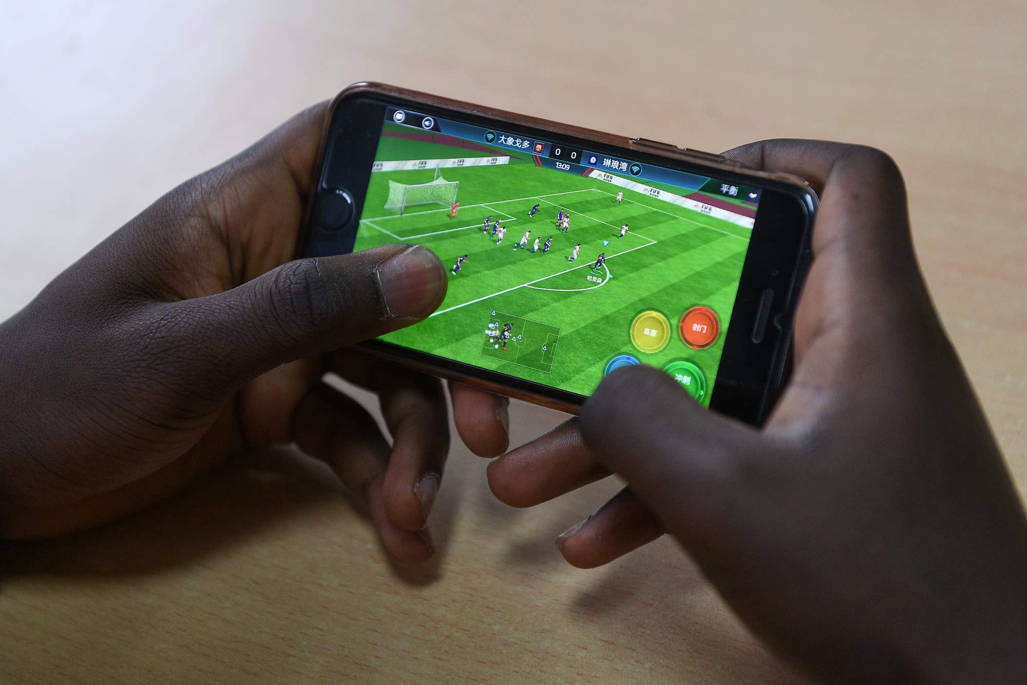 非洲小伙做汉语翻译赚第一桶金挚爱世界杯欲留中国踢足球