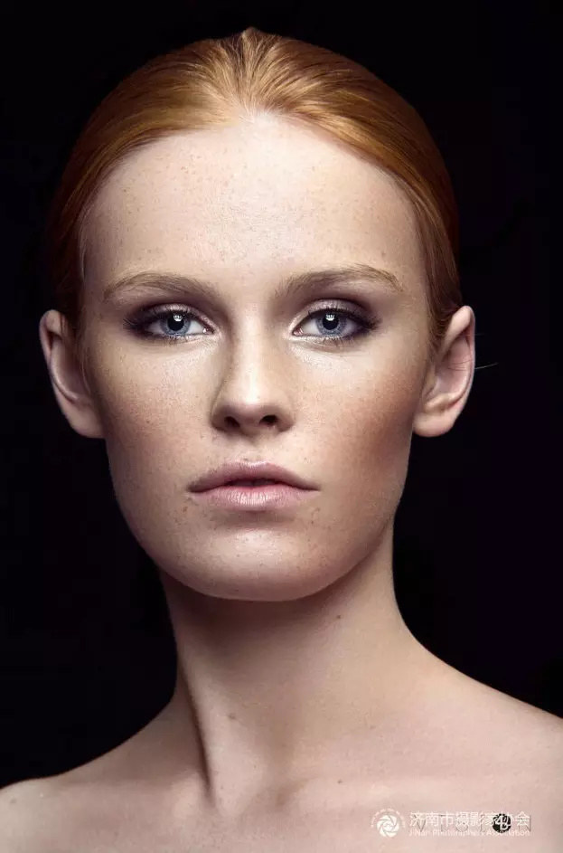 人像光影磨皮让皮肤干净细腻,中性灰质感磨皮人像精修必备技能
