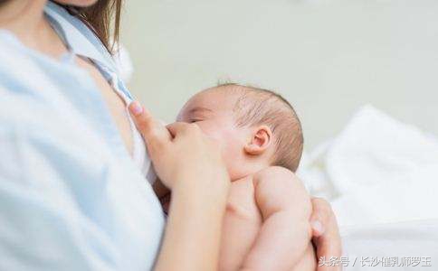 一天给宝宝母乳喂几次呢,初生羊羔每天喂几次每次喂多少奶