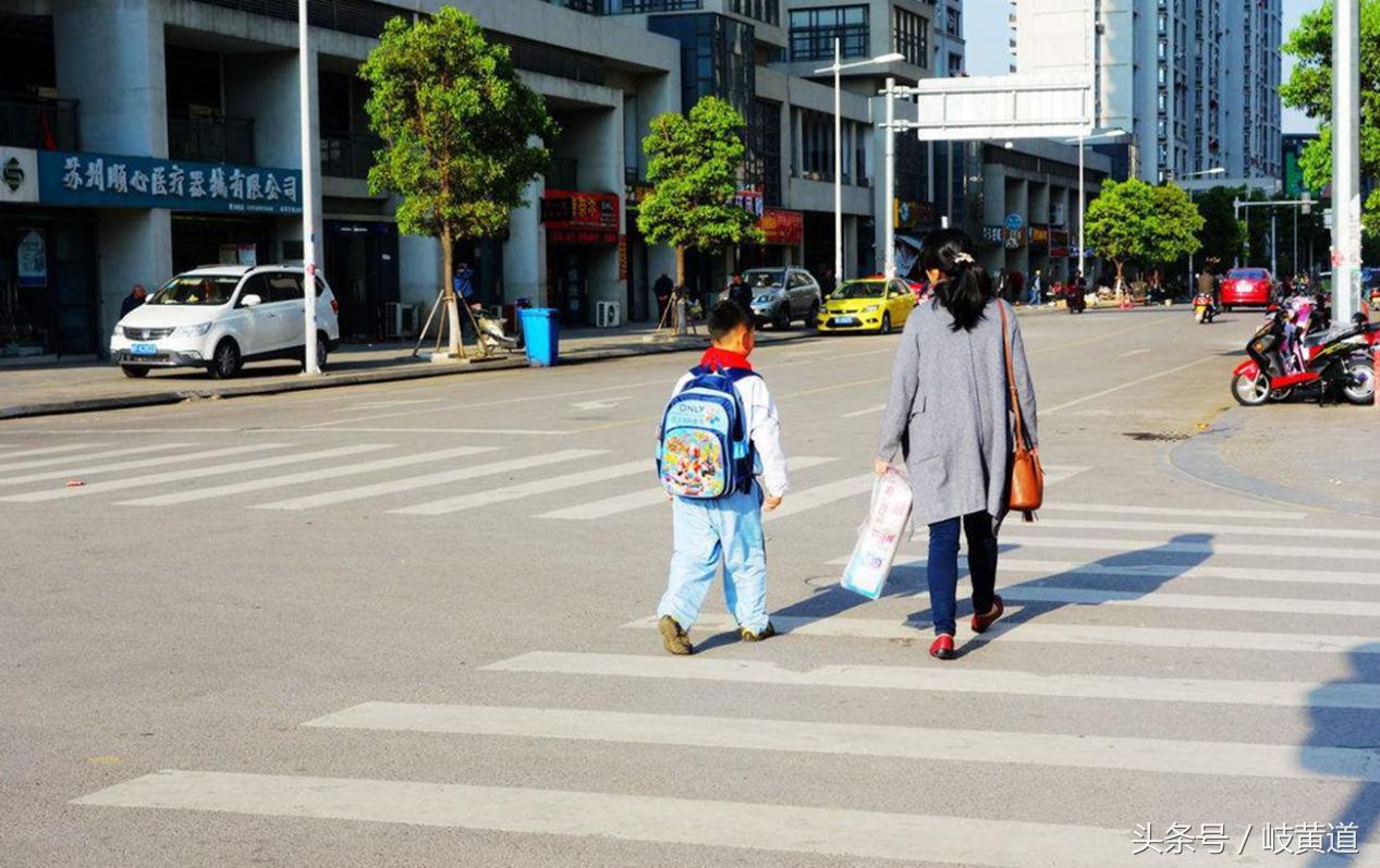 8岁孩童经常尿床，怎么回事？