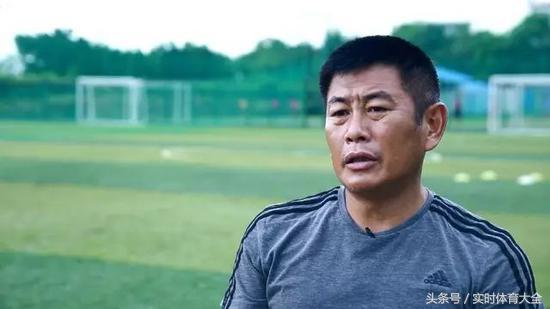 中国女孩捡球,捡球的中国女孩