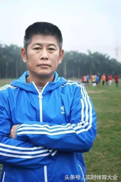 中国女孩捡球,捡球的中国女孩