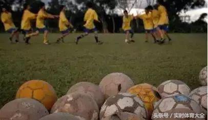 中国女孩捡球,捡球的中国女孩