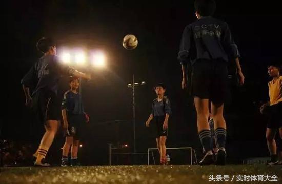 中国女孩捡球,捡球的中国女孩