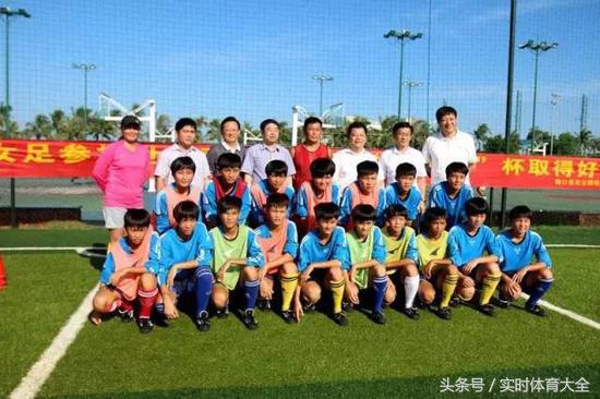 中国女孩捡球,捡球的中国女孩