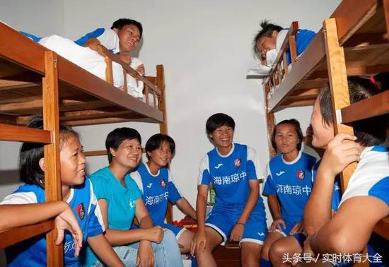 中国女孩捡球,捡球的中国女孩