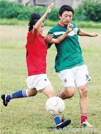 中国女孩捡球,捡球的中国女孩