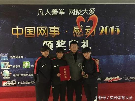 中国女孩捡球,捡球的中国女孩