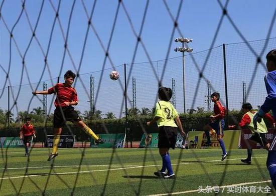 中国女孩捡球,捡球的中国女孩