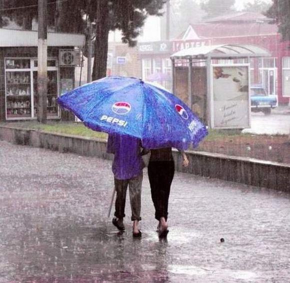 下雨时那些奇葩装扮,下雨天的奇葩出行