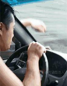 下雨时那些奇葩装扮,下雨天的奇葩出行