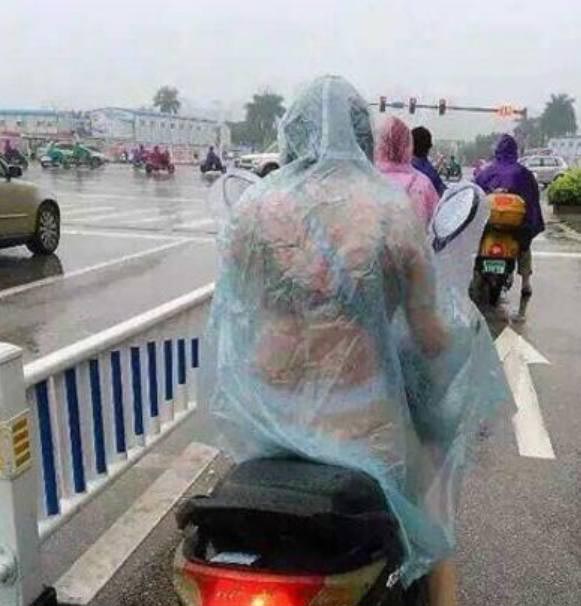 下雨时那些奇葩装扮,下雨天的奇葩出行