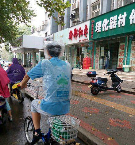 下雨时那些奇葩装扮,下雨天的奇葩出行