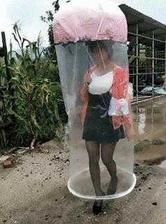 下雨时那些奇葩装扮,下雨天的奇葩出行