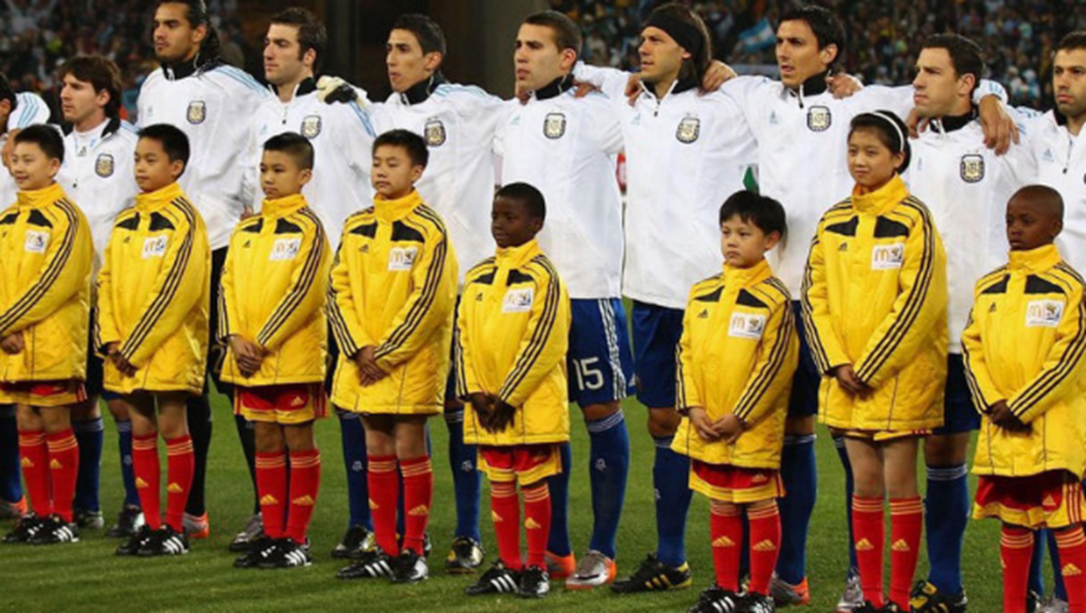 足球比赛球童怎么选的,足球比赛上小球童踢球