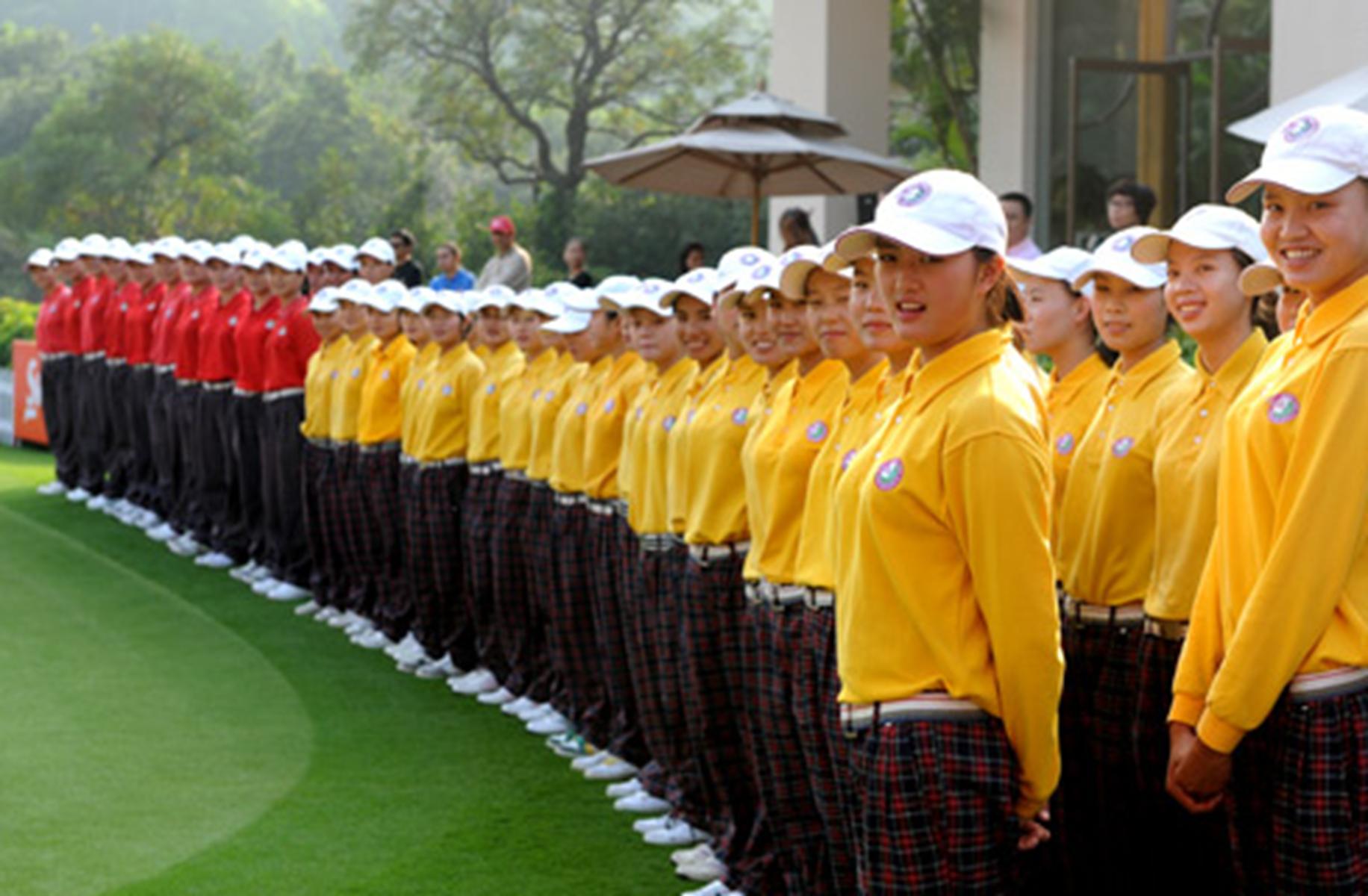 足球比赛球童怎么选的,足球比赛上小球童踢球