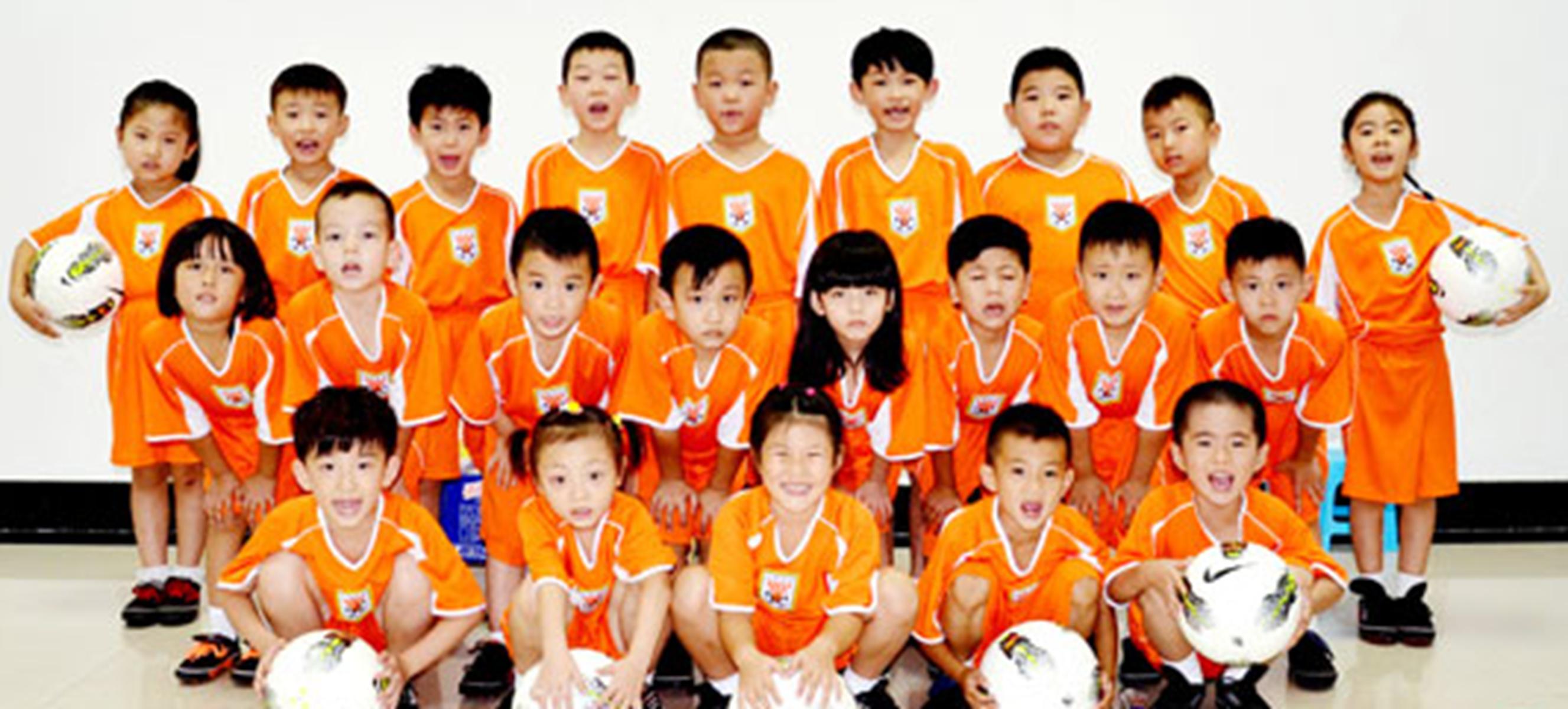 足球比赛球童怎么选的,足球比赛上小球童踢球