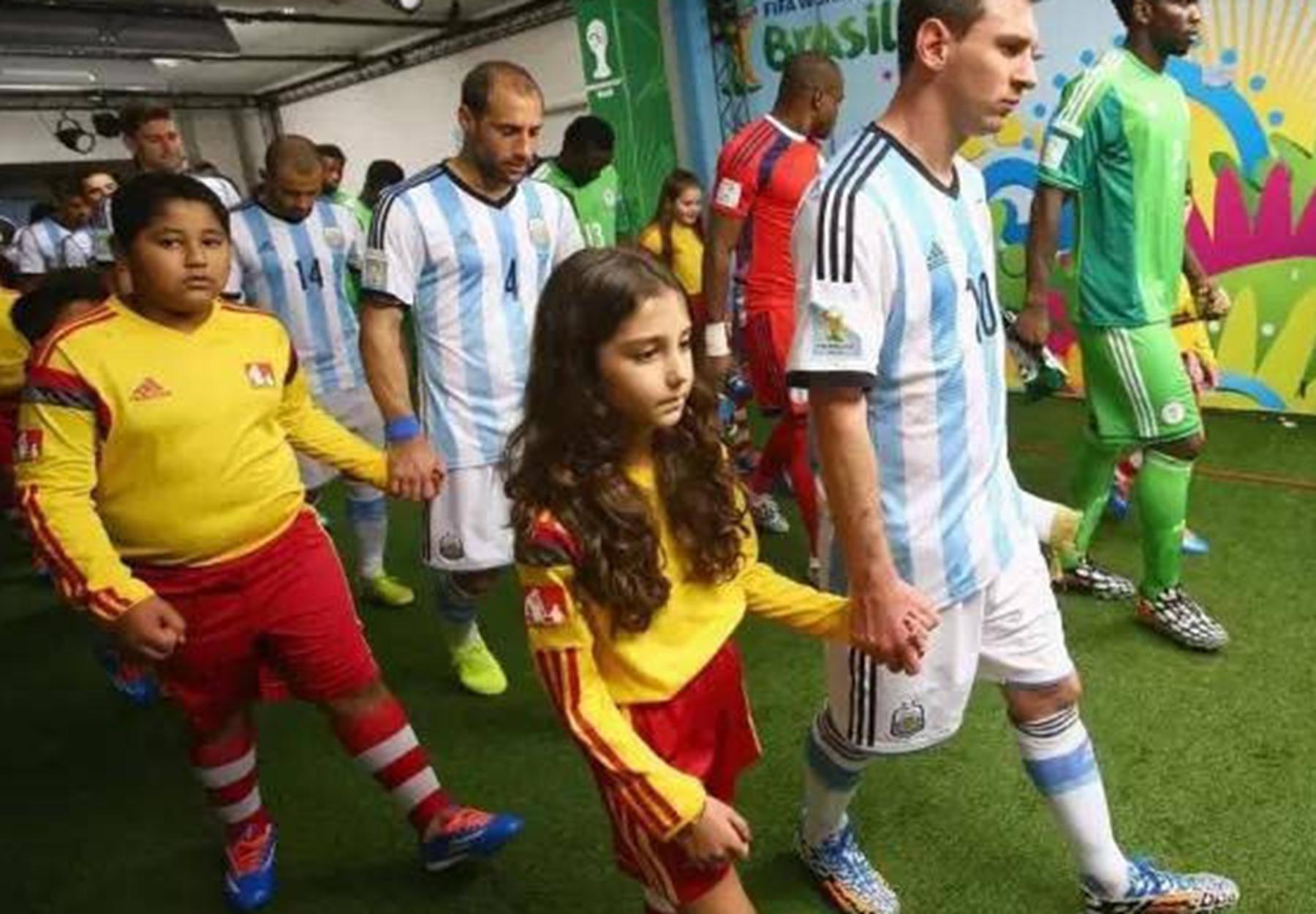 足球比赛球童怎么选的,足球比赛上小球童踢球