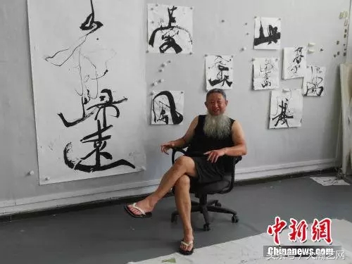 针管“射墨”火了!是书法还是行为艺术?