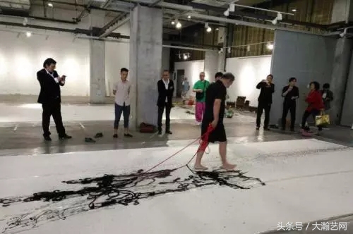 针管“射墨”火了!是书法还是行为艺术?